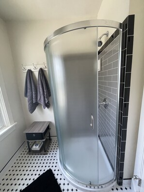 Douche, sèche-cheveux, serviettes fournies, savon