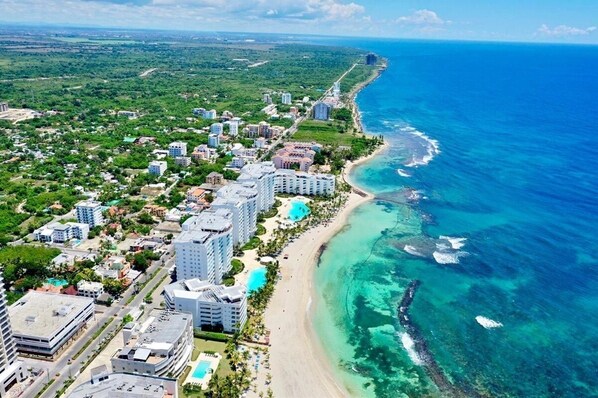 على الشاطئ، كراسي للتشمس