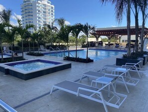 حمّام سباحة خارجي، حمّام سباحة مُدفَّأ