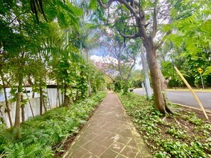 المنطقة المحيطة بالمنشأة