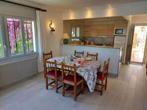 Dining - Spacious villa close to the beach and the forest (L'Escala)