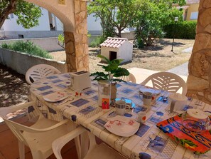 Outdoor dining - Spacious villa close to the beach and the forest (L'Escala)