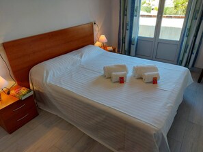3 bedrooms, free WiFi, bed sheets - Spacious villa close to the beach and the forest (L'Escala)