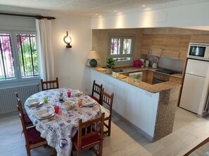 Fridge, microwave, oven, stovetop - Spacious villa close to the beach and the forest (L'Escala)