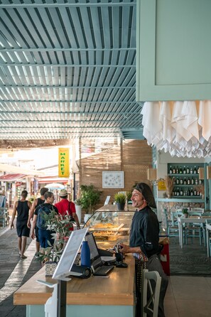 Se sirven desayunos, comidas, cenas y cocina griega con vista a la playa