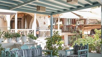 Petit déjeuner, déjeuner et dßner servis sur place, vue sur la plage