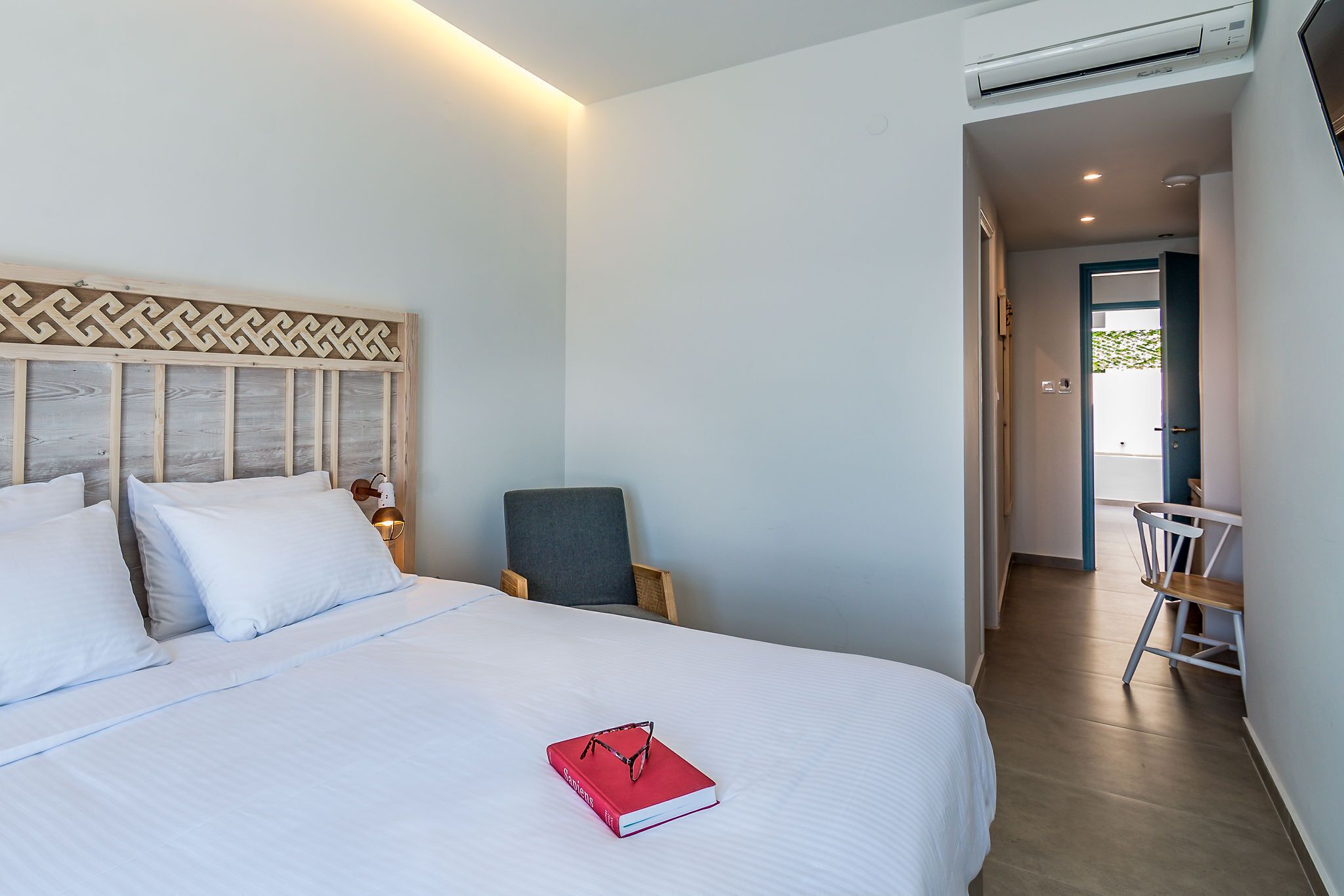 Une chambre à coucher avec un lit, une chaise et un bureau.