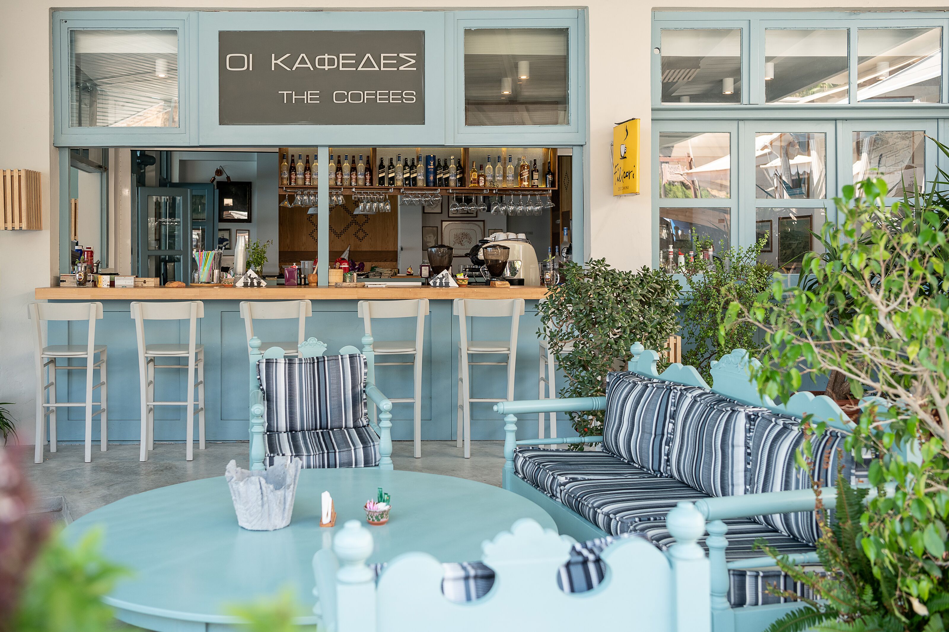 Ein Café mit Bar, Sitzgelegenheiten und Blick ins Innere.