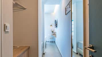 Suite, balcón, vistas al mar | 1 dormitorio, escritorio, espacio para trabajar con un portátil