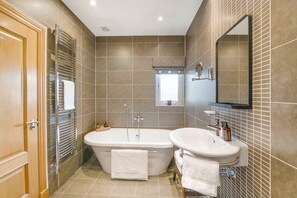 Baignoire, sèche-cheveux, serviettes fournies, savon