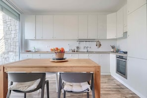 Fridge, dishwasher, coffee/tea maker
