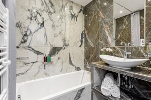 Badewanne, Haartrockner, Handtücher