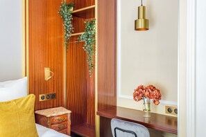 4 habitaciones, escritorio y tabla de planchar con plancha 