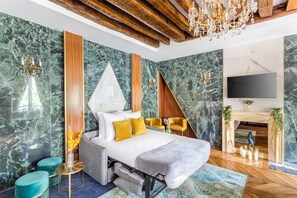 3 soverom, skrivebord, strykejern/-brett og reiseseng for barn