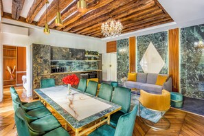 Dining - Merveil - Luxury Suite - Marais - Antoine II (Paris)