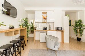 Kühlschrank, Mikrowelle, Herdplatte, Wasserkocher mit Kaffee-/Teezubehör