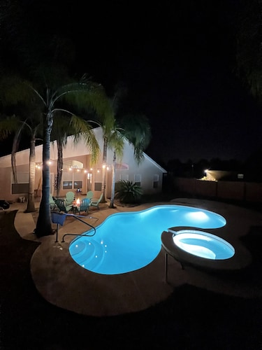 Relaxing Modern 3 br home with HEATED POOL