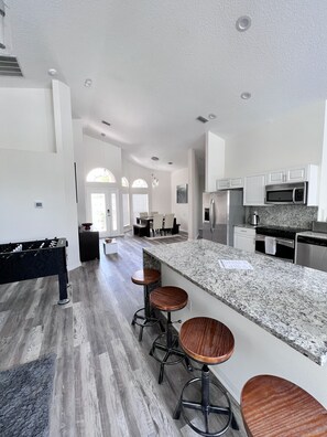 Réfrigérateur, four à micro-ondes, un four, surface de cuisson