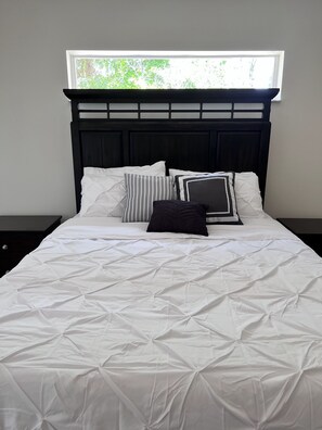 3 bedrooms, free WiFi, bed sheets - Relaxing Modern 3 br home with HEATED POOL (Palm Coast)