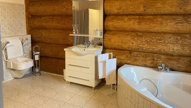 Badekar, hårføner, håndklær og såpe