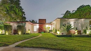 Ein modernes Haus mit gepflegtem Rasen und einem Weg zum Eingang.