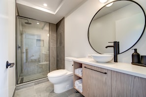 Luksus-værelse - 1 kingsize-seng | Badeværelse | Designertoiletartikler, badekåber, håndklæder