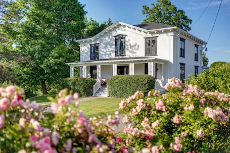 Front of property. The Evangeline