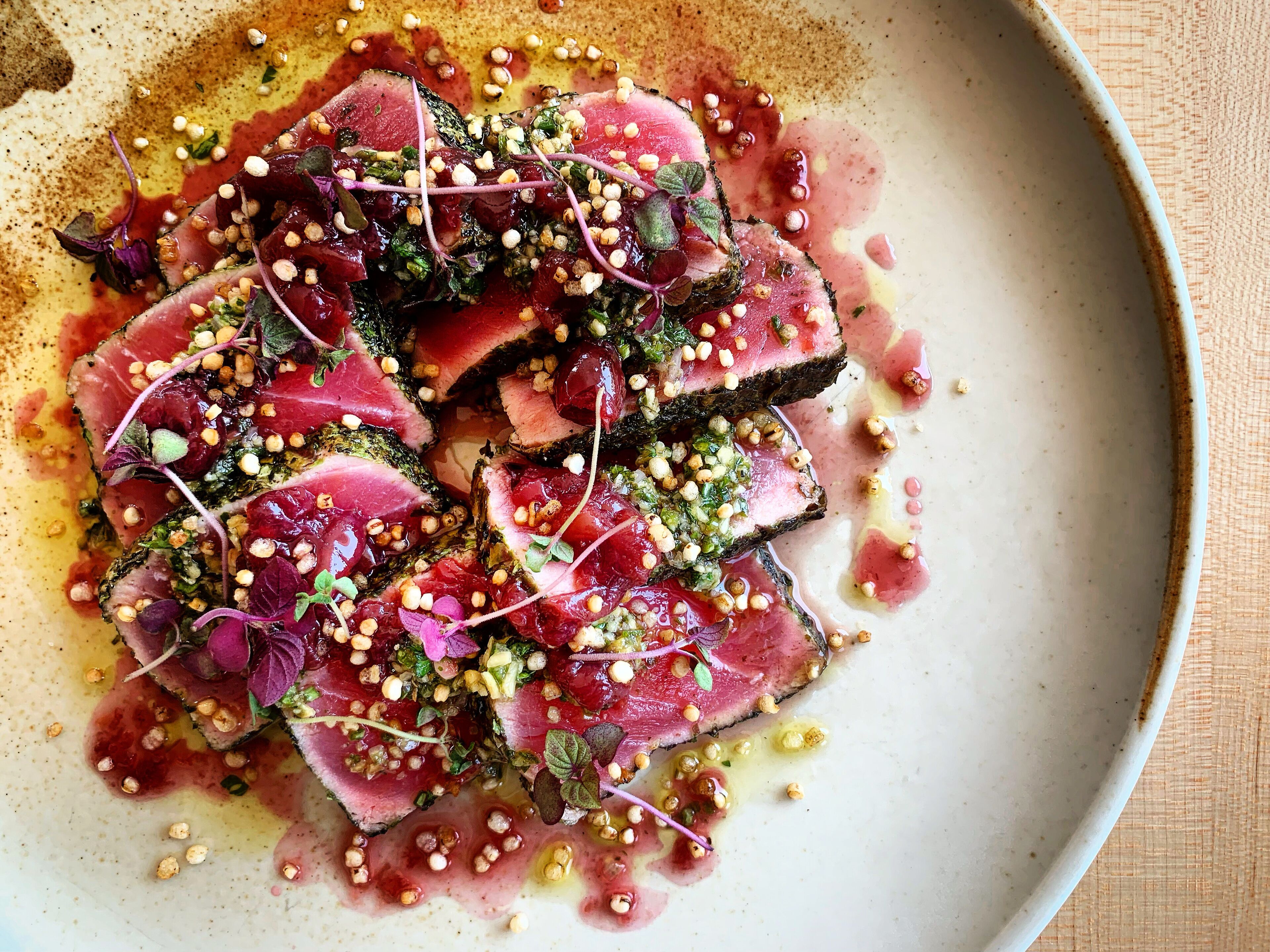 Un plat de menjar amb diversos ingredients.