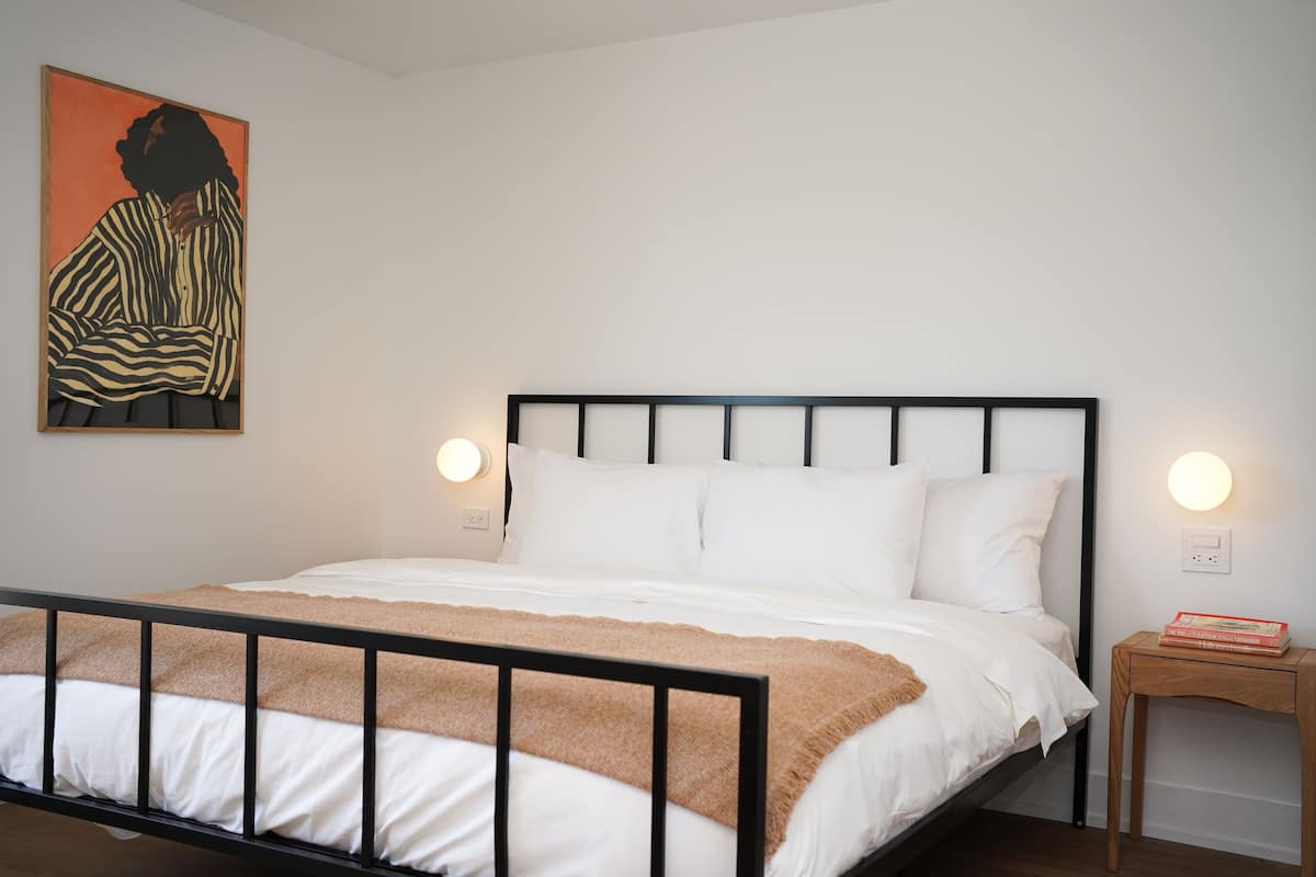 Estudio, 1 cama King size | Ropa de cama de alta calidad, camas con pillow-top y wifi gratis