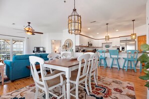 Dining - Captain Stew's: Semi-Oceanfront, Easy Beach Access (Kill Devil Hills)