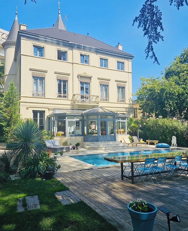 Outdoor pool - Charming and atypical castle located in town with a green park and swimming pool! (Villeurbanne)