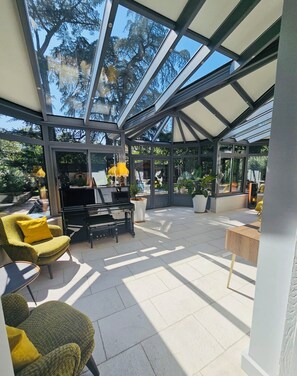 Interior - Charming and atypical castle located in town with a green park and swimming pool! (Villeurbanne)