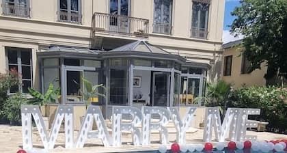 Chateau atypique et charmant situé en ville avec un parc verdoyant et piscine!