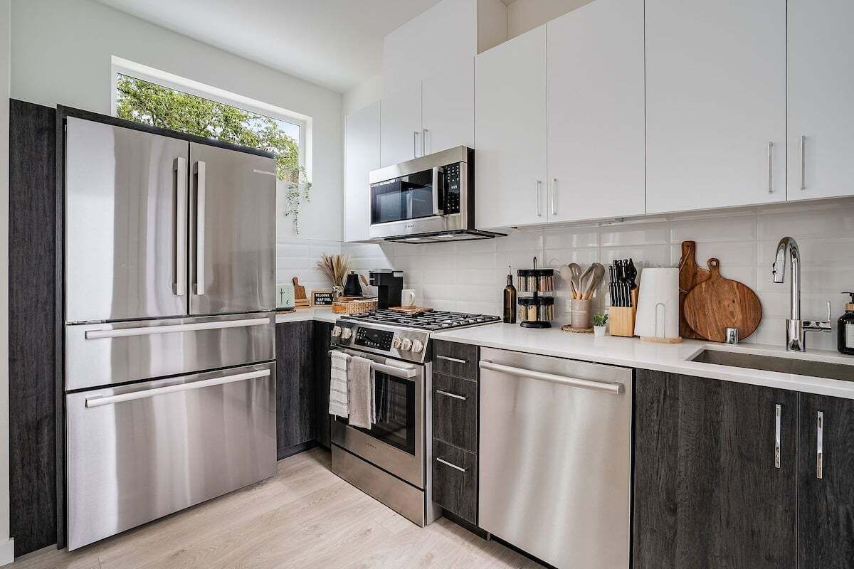 Jääkaappi, mikroaaltouuni, uuni, liesi