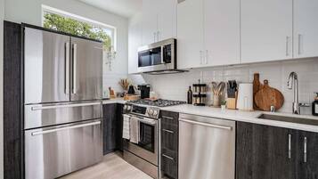 Jääkaappi, mikroaaltouuni, uuni, liesi