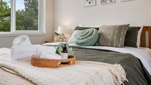 2 bedrooms, desk, iron/ironing board, WiFi (free) - Perch - Urban Reflections 18: WS 97 | Cozy Home | Rooftop City View (Seattle)