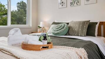 2 makuuhuonetta, työpöytä, silitysrauta/-lauta, ilmainen Wi-Fi