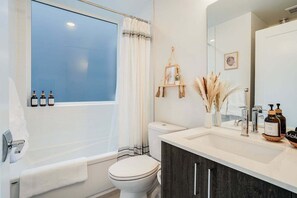 Bathtub, hair dryer, towels - Perch - Urban Reflections 18: WS 97 | Cozy Home | Rooftop City View (Seattle)