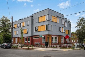 Exterior - Perch - Urban Reflections 18: WS 97 | Cozy Home | Rooftop City View (Seattle)