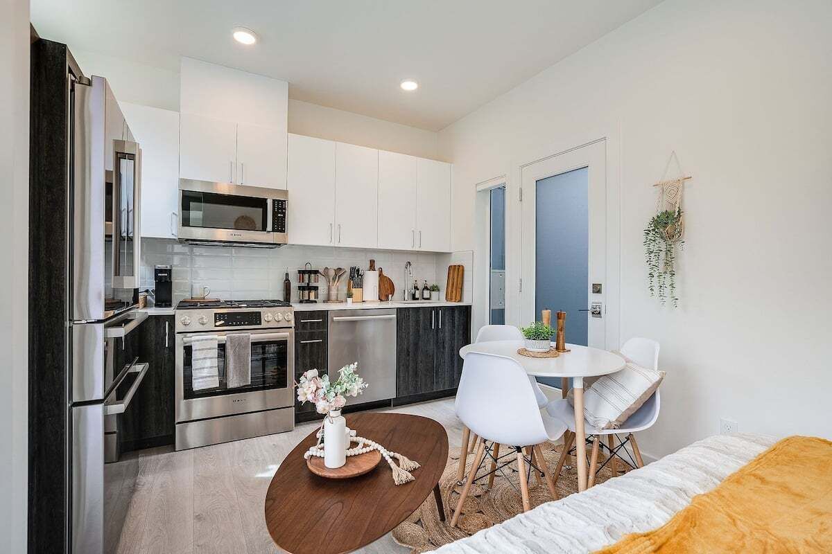 ثلاجة، ميكروويف، فرن، موقد طهي مسطح