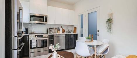 ثلاجة، ميكروويف، فرن، موقد طهي مسطح