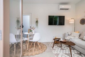 Smart TV - Perch - Urban Reflections 18: WS 97 | Cozy Home | Rooftop City View (Seattle)