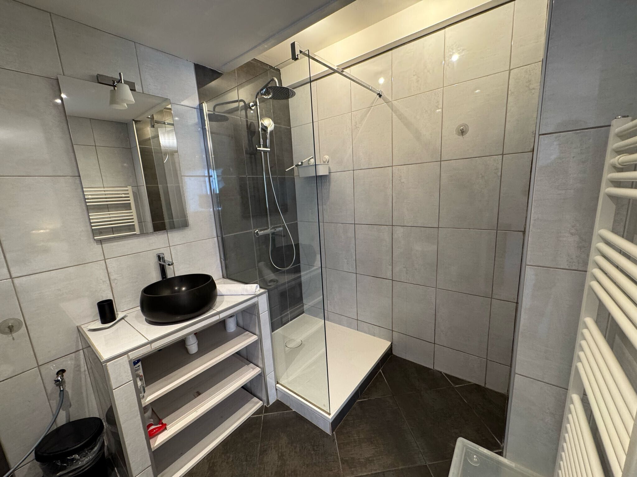 Een douche, een haardroger, handdoeken