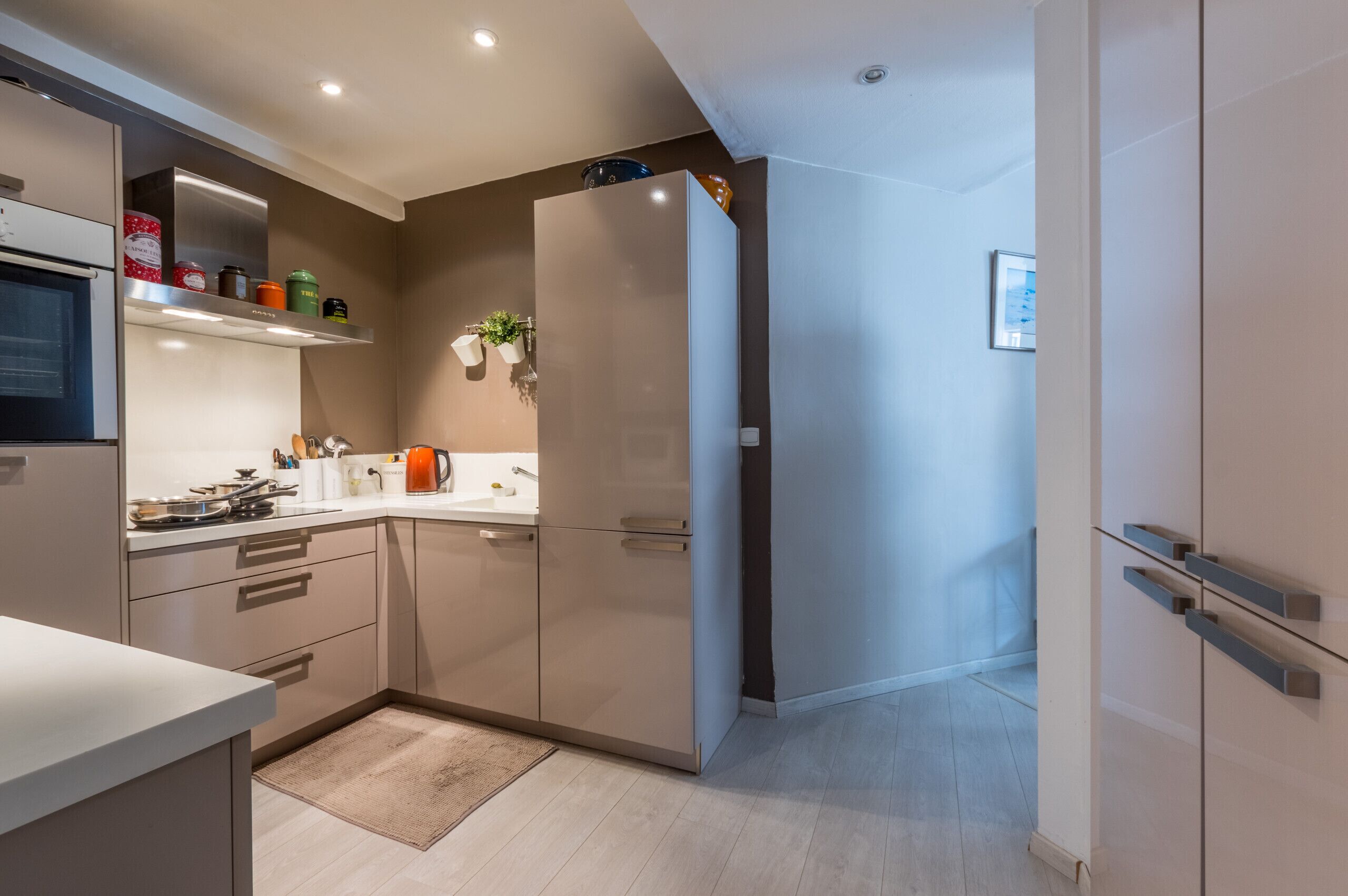 Een koelkast, een microgolfoven, een oven, een vaatwasser