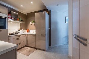 Réfrigérateur, micro-ondes, four, lave-vaisselle