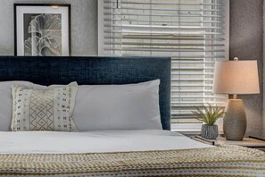 3 habitaciones, escritorio y tabla de planchar con plancha 