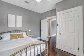 3 bedrooms, desk, iron/ironing board, travel crib