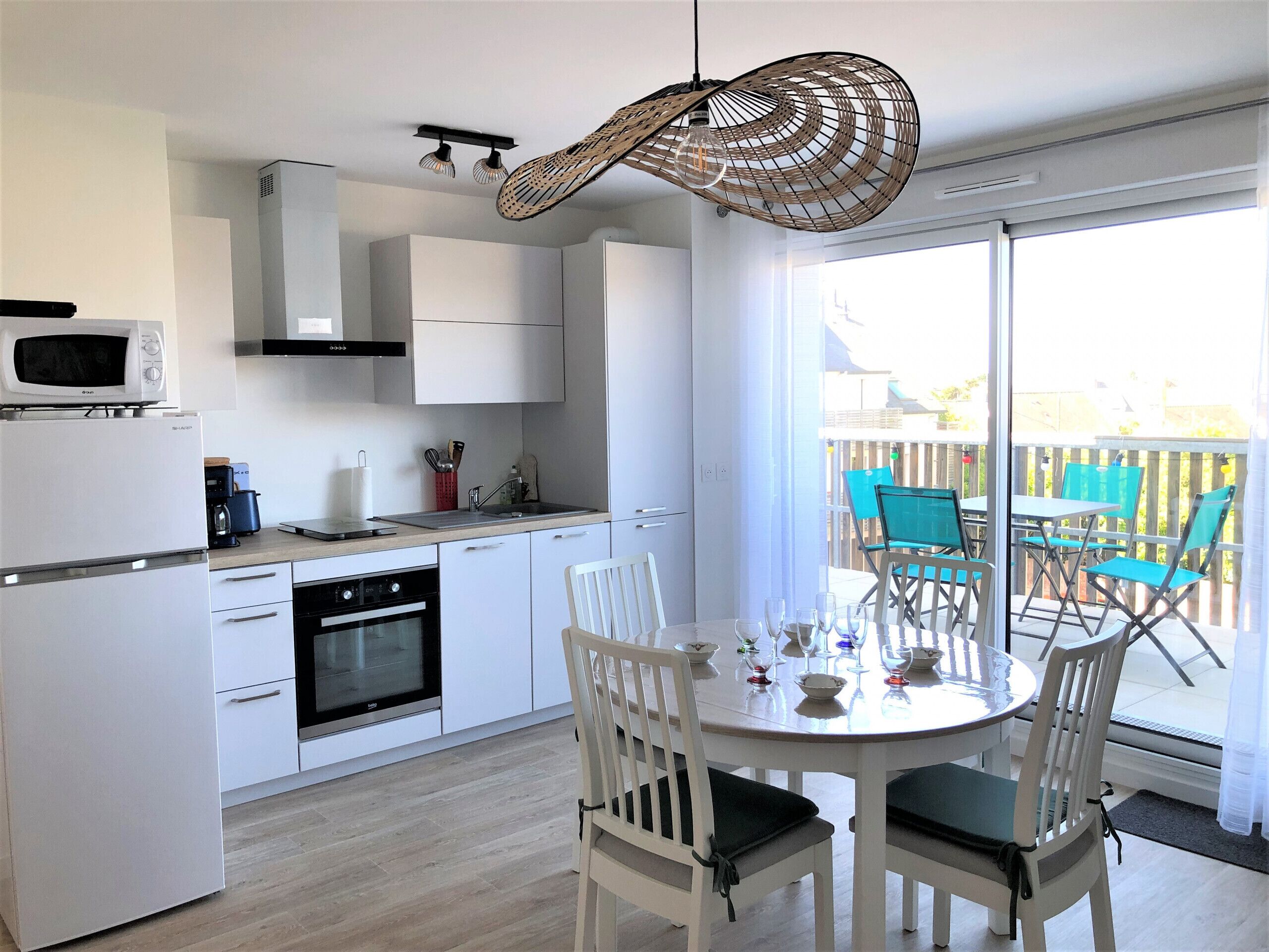 Kühlschrank, Mikrowelle, Ofen, Geschirrspüler