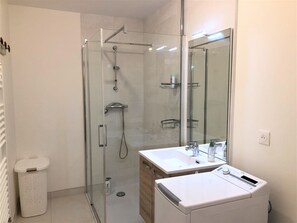 Douche, sĂšche-cheveux