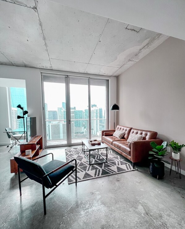 Smart TV, books - Modern condo in Downtown Miami (Miami)